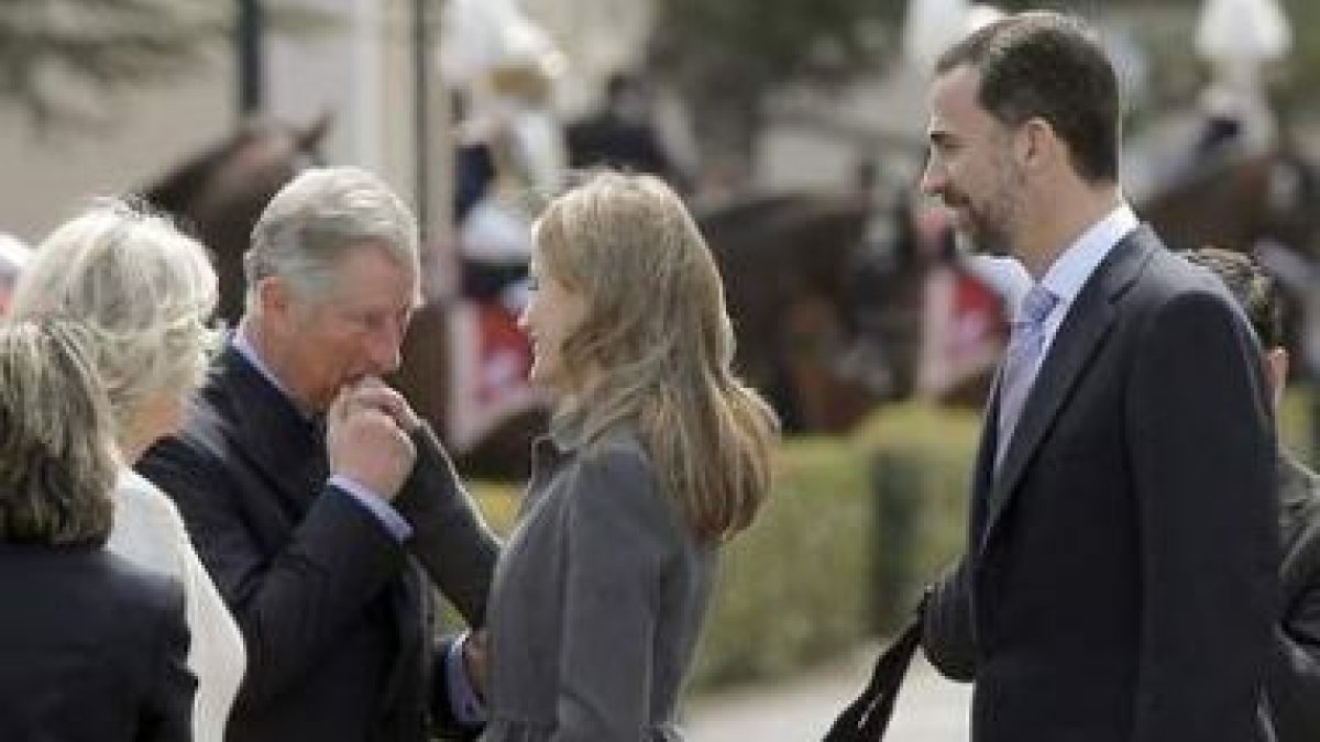 Camila y don Felipe observan cómo besa el príncipe Carlos la mano a doña Letizia.