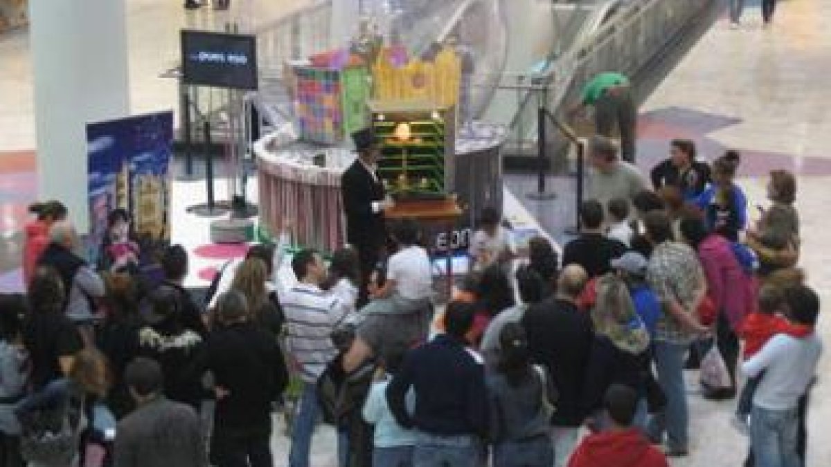 El espectáculo de magia ha contado con una nutrida respuesta en las ciudades visitadas.