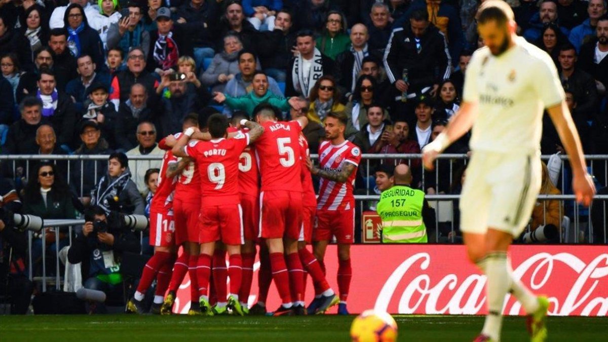 El Girona celebra uno de sus goles en el Bernabéu.