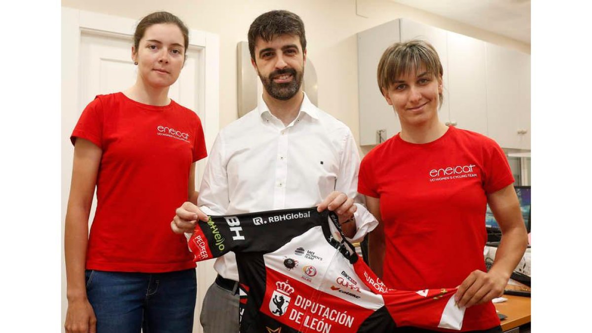 Pablo con las ciclsitas Lija Laizane y Alessia Bulleri.