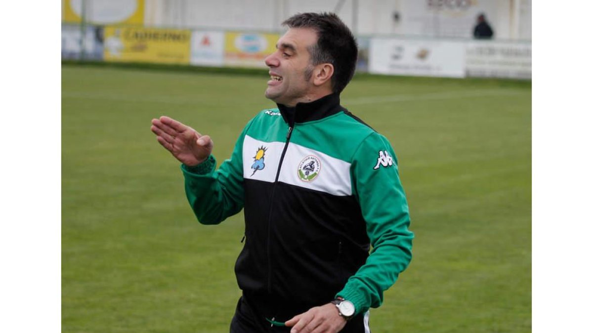 Miguel Ángel Miñambres, técnico del equipo maragato, dando instrucciones a sus jugadores. SECUNDINO