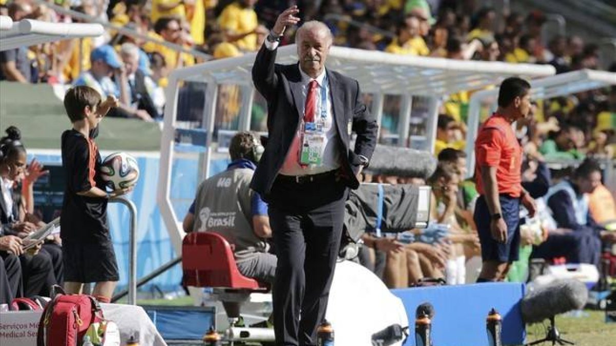 Del Bosque sigue el partido ante Australia desde el banquillo.