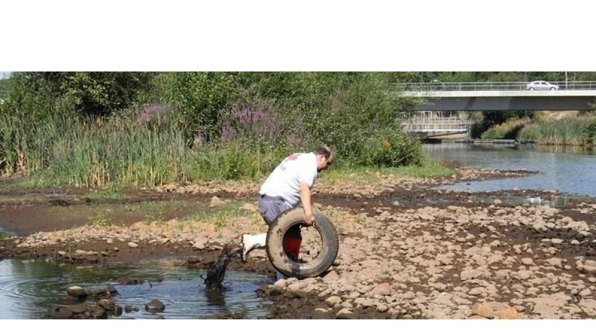 Instantánea presentada al concurso del voluntariado limpiando la basura del cauce del río Boeza, en Folgoso de la Ribera.