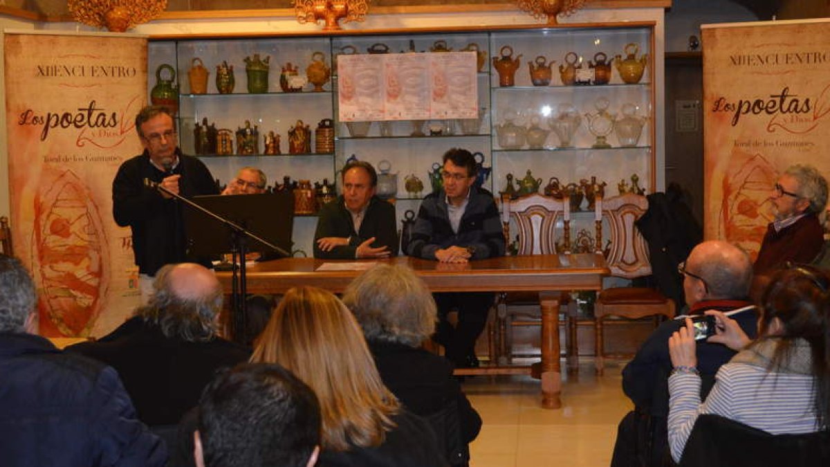 El periodista José Pulido, dio la conferencia inaugural del encuentro Poetas y Dios, en Toral.