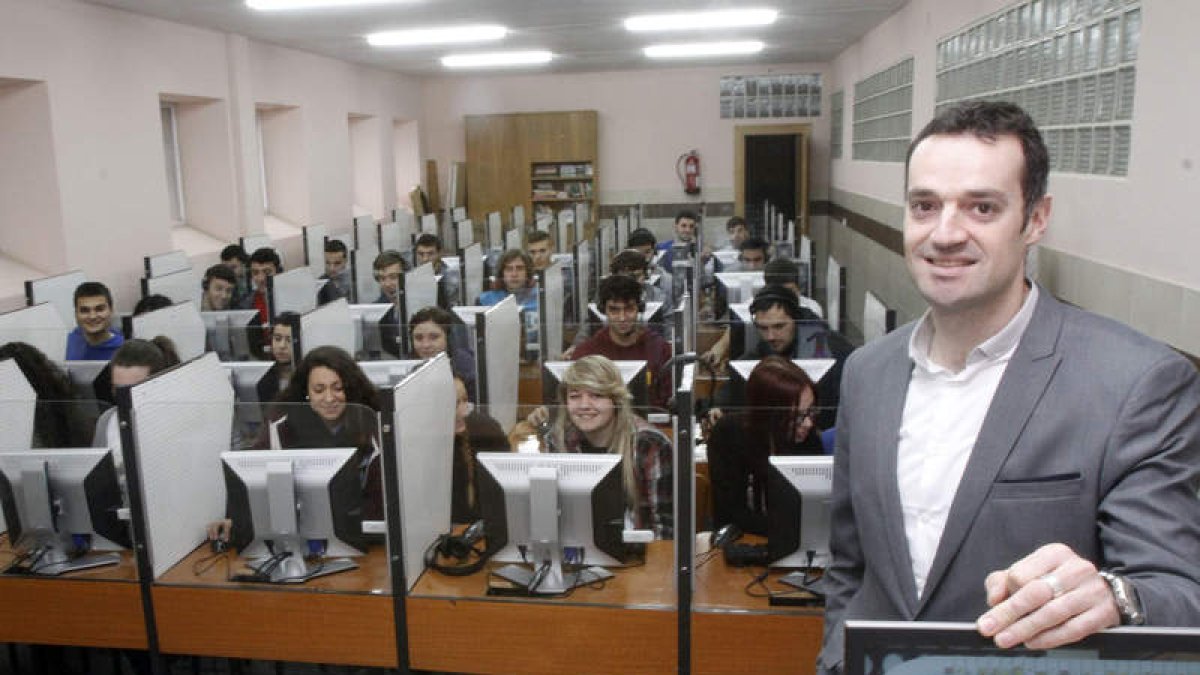 Fernando Lanero en una de las aulas del Colegio de los Agustinos, en León.