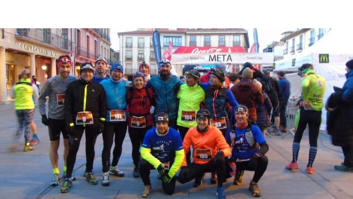 La trail nocturna tuvo como salida y meta para las dos categorías a la capital maragata. En la carrera ‘grande’ de 22 kilómetros el mejor fue el leonés Pablo Villa. DL/MÓINICA PÉREZ