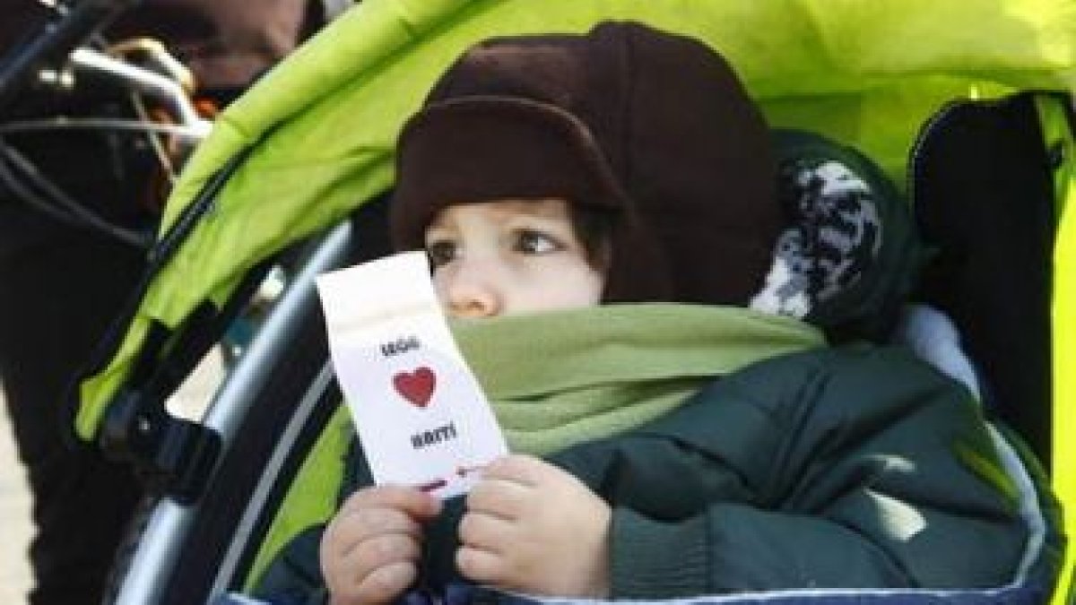 Un niño, con una pegatina alusiva.