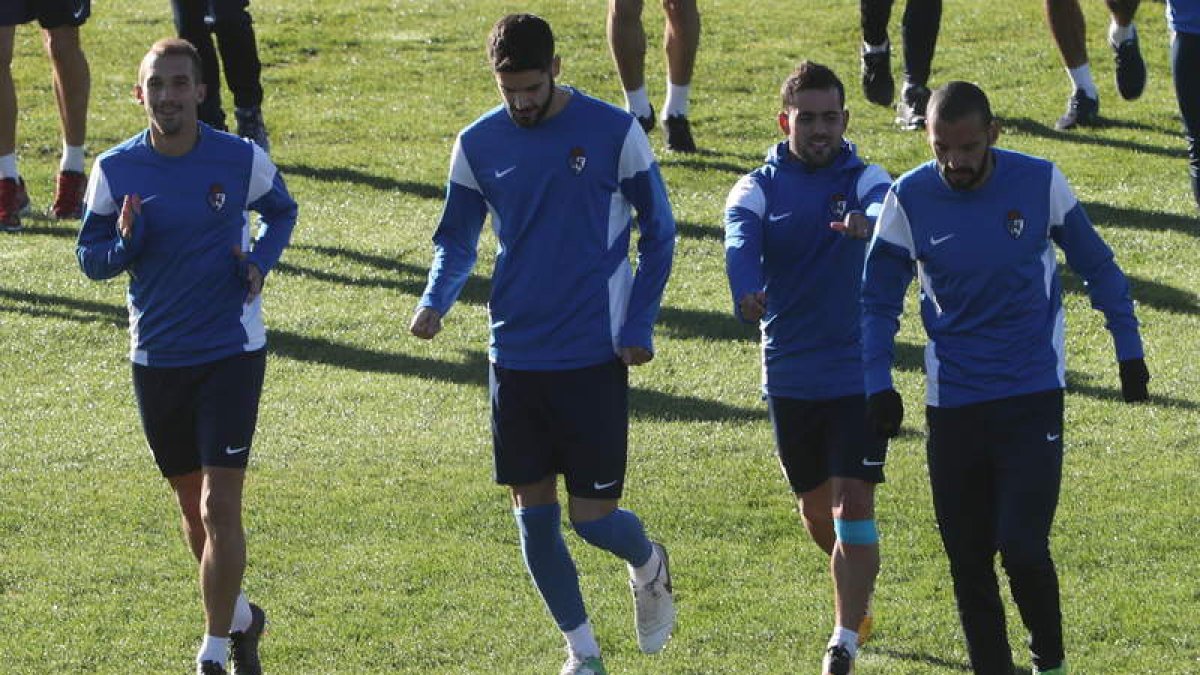 Caiado, a la izquierda, es la única duda de Terrazas para el partido de mañana. L. DE LA MATA