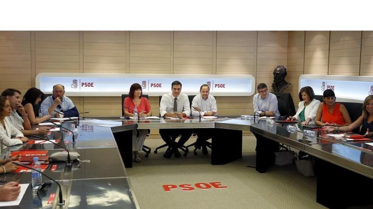 El secretario general del PSOE, Pedro Sánchez, junto a la presidenta del partido, Micaela Navarro, y el secretario de Organización, César Luena, durante la reunión de la Ejecutiva Federal, en la sede de la calle Ferraz.