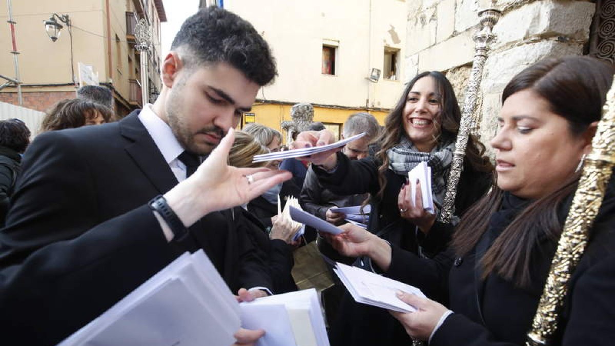 Tradicional reparto de invitaciones entre cofradías. RAMIRO