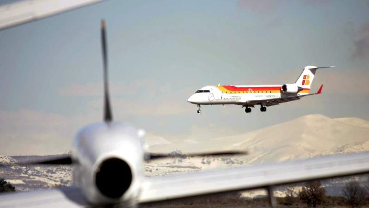 Un vuelo de Air Nostrum aterriza en el aeropuerto.