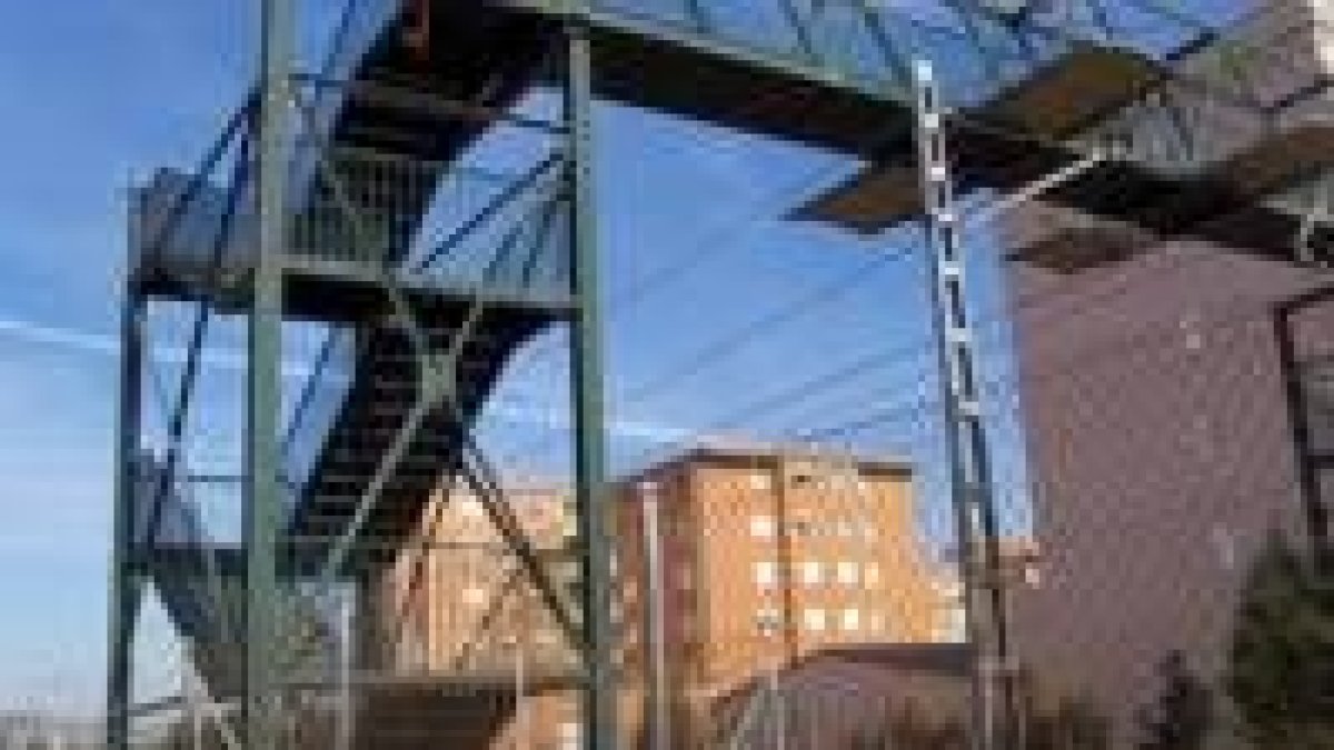 La pasarela actual constituye un auténtico obstáculo para las personas con discapacidad