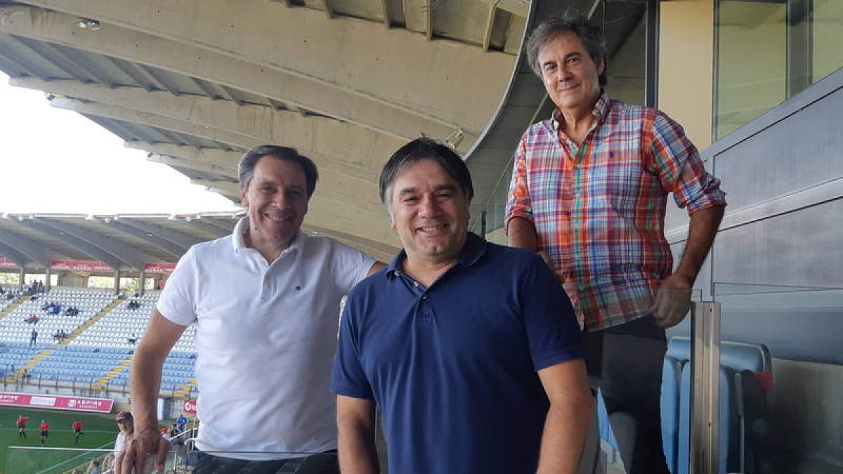 Felipe Miñambres, su hermano Miguel Ángel, y el exjugador del Astorga Mendaña, en el Reino. DL
