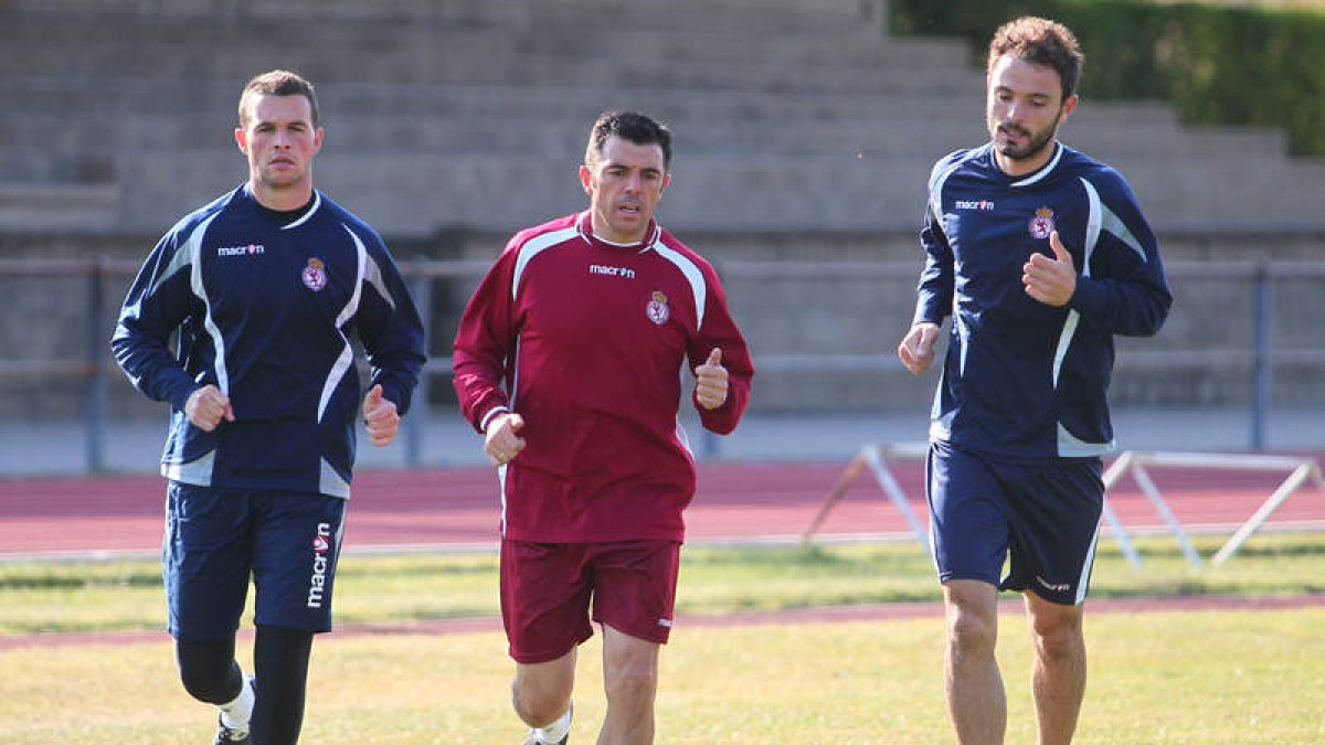 Cembranos, en el centro, junto a Calzado y Joshua en un entrenamiento de la Cultural.