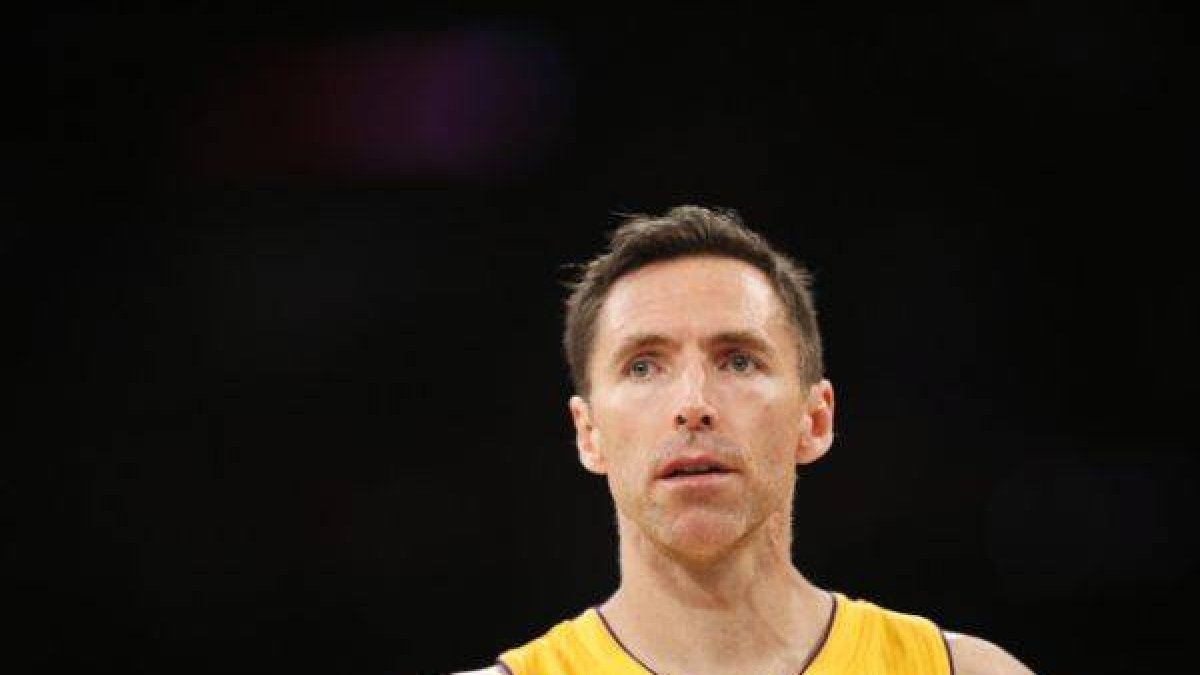 El jugador de los Lakers Steve Nash, durante un partido con los Portland Trail Blazers, en abril del año pasado.