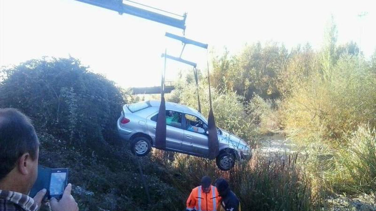 Rescate del coche que cayó al Bernesga