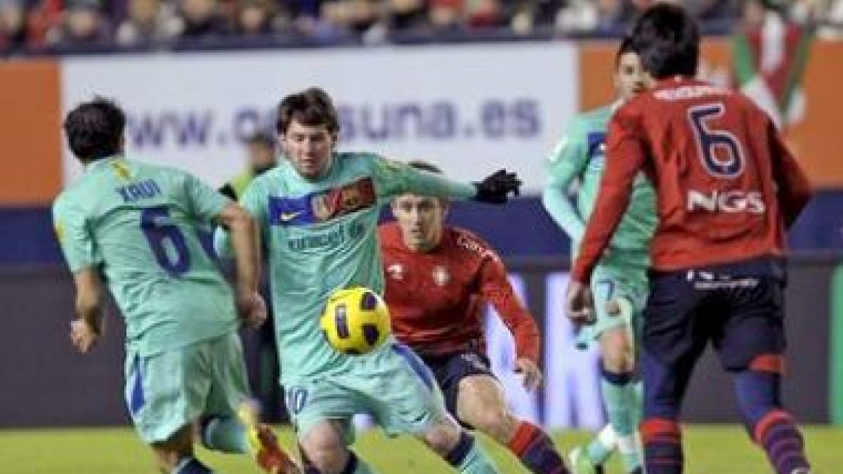 Messi le disputa un balón al defensa Nacho Monreal.