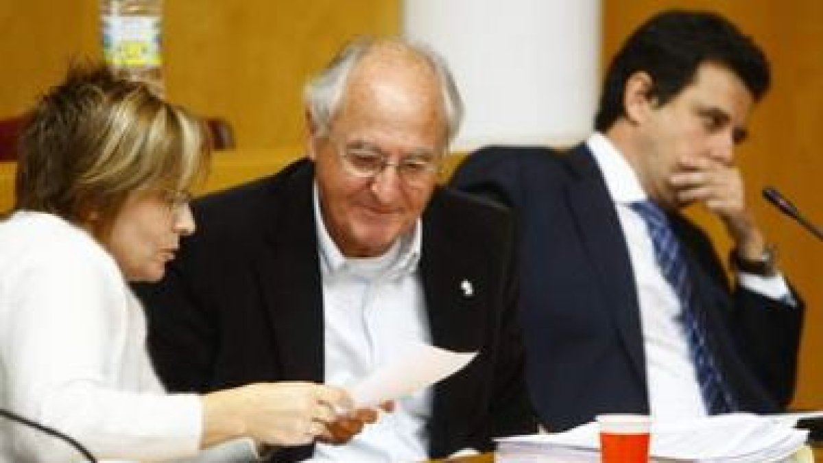 Rosa Fernández y Manuel Arias dialogan mientras Rubinat se aparta, en uno de sus últimos plenos