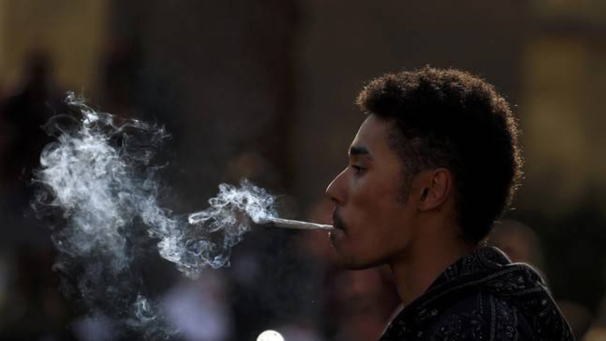 Un hombre fuma cannabis en Londres.