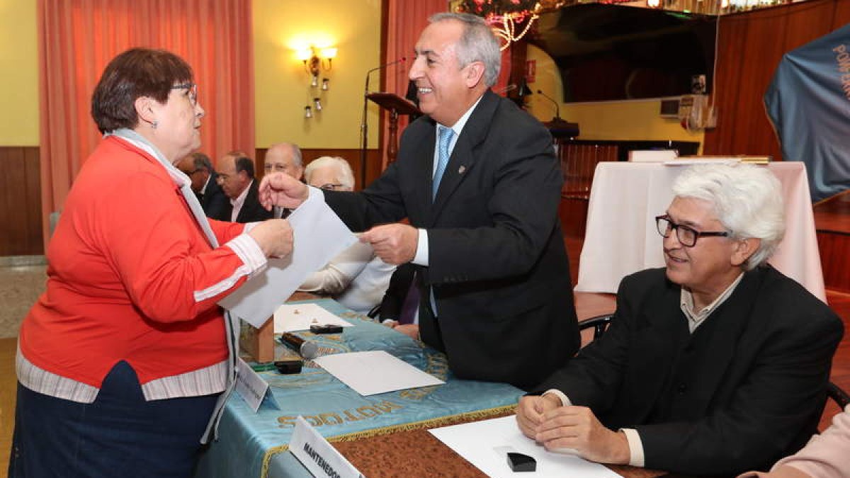 Pablo Salgado (sentado), por Asprona, fue otro de los premiados. L. DE LA MATA