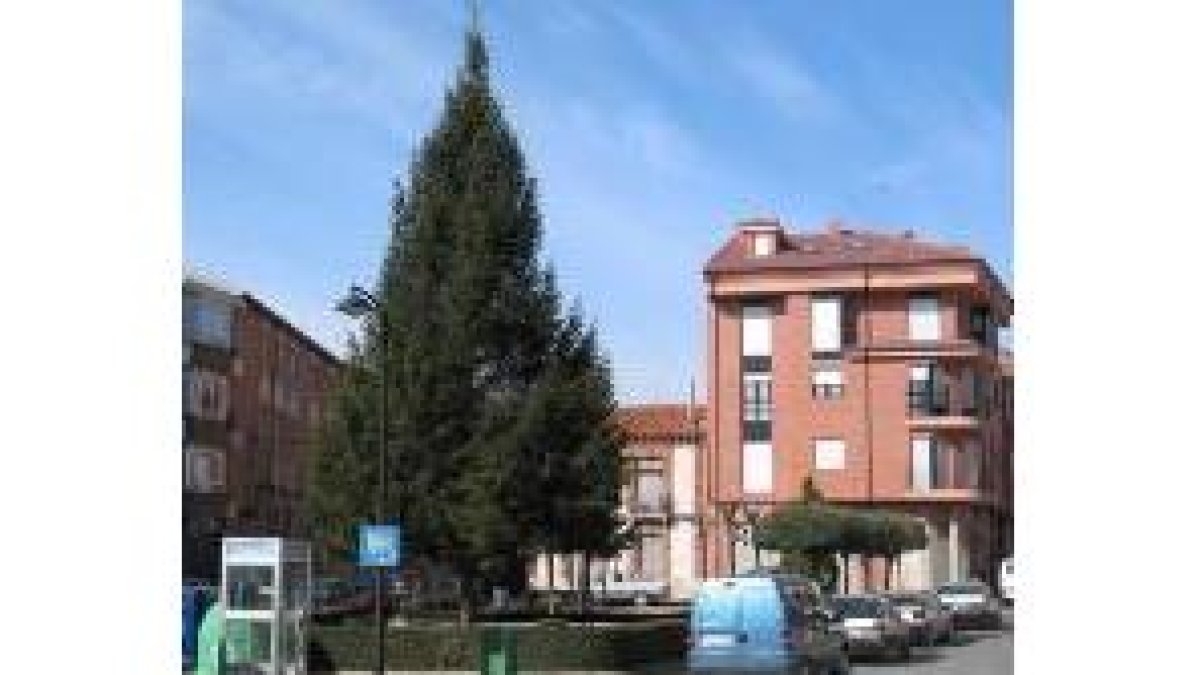 La plaza de Esteban Carro Celada ofrece a los paseantes un vistoso lugar para la estancia