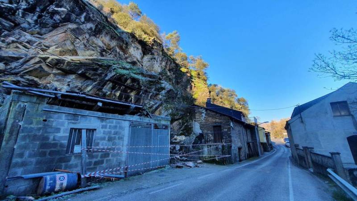 Los derrumbes afectan ya a algunos inmuebles y amenazan con colapsar la carretera. DL