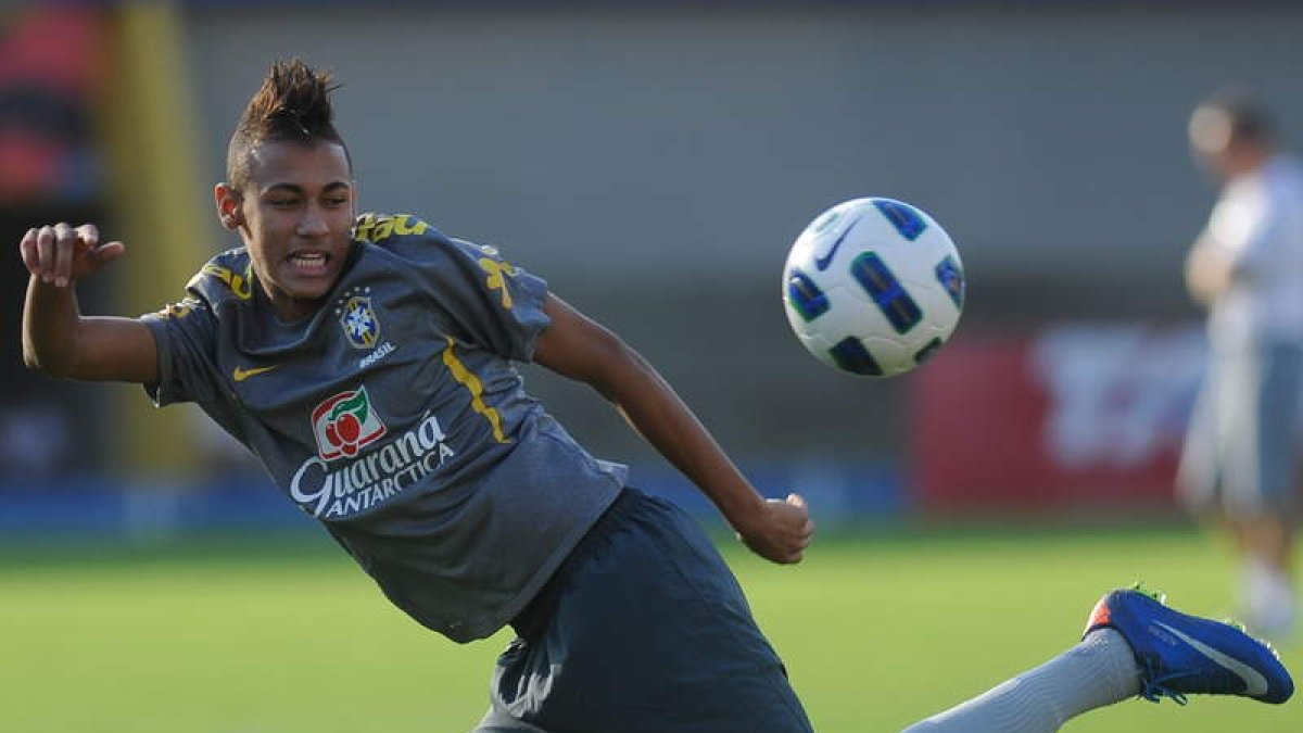 Neymar, la perla brasileña, está en la agenda de los mejores clubes del mundo.