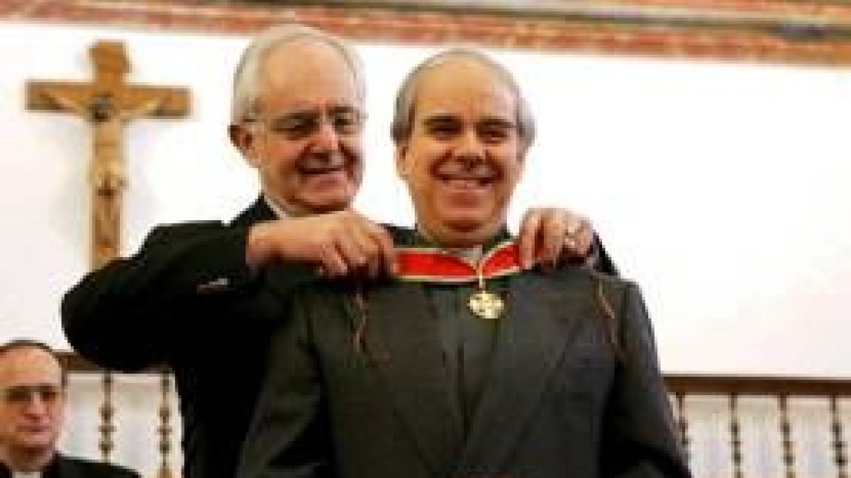 Momento en que Flecha recibe la medalla de la Orden de la Solidaridad
