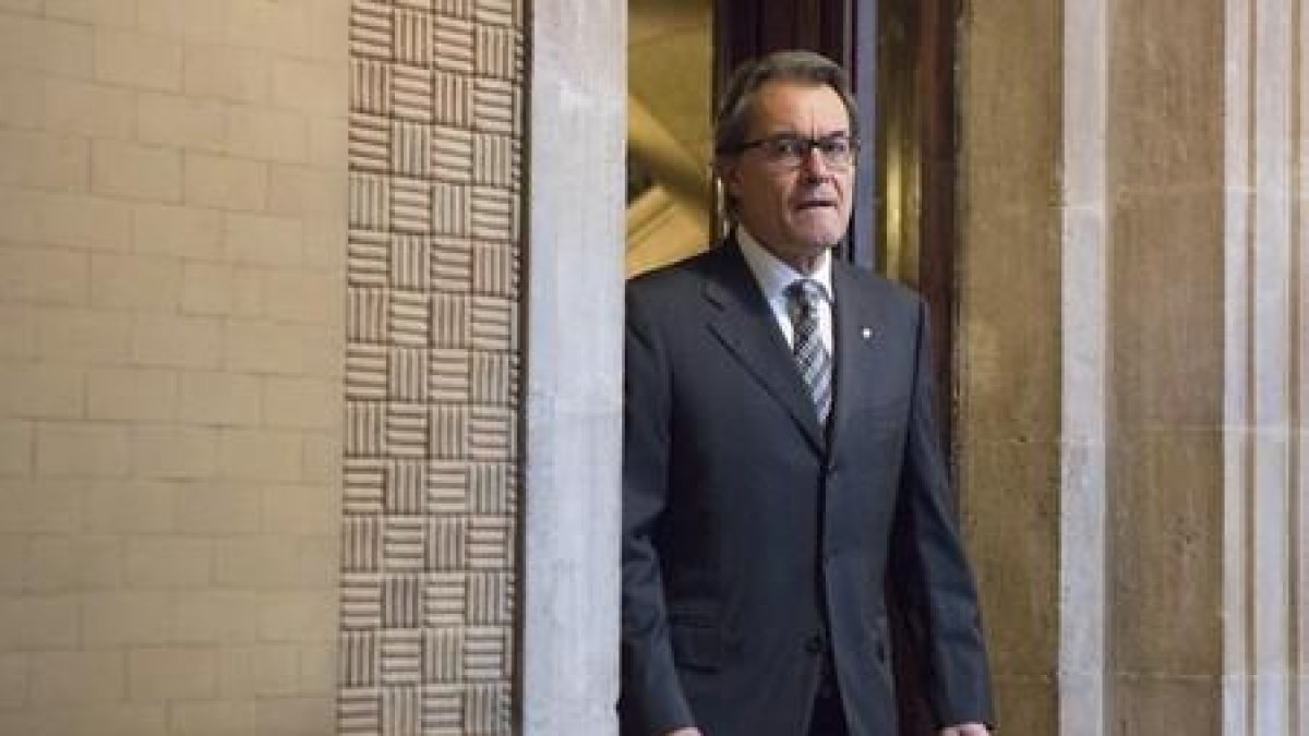 El presidente de la Generalitat en funciones, Artur Mas, conversa con la presidenta del Parlament, Carme Forcadell (d), poco antes del comienzo del debate de investidura.