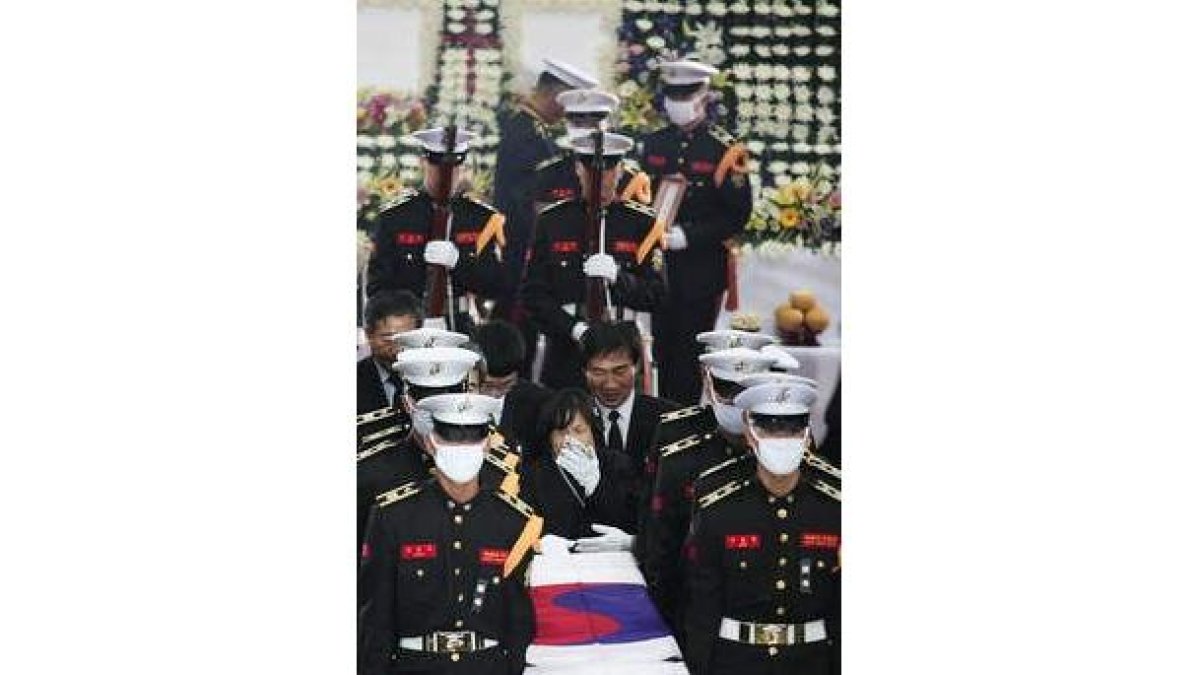 Militares surcoreanos cargan el féretro de un compañero.
