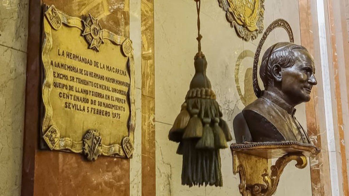 Placa conmemorativa en la capilla de la Basílica de La Macarena en Sevilla donde se encontraban los restos mortales del general Gonzalo Queipo de Llano. RAÚL CARO
