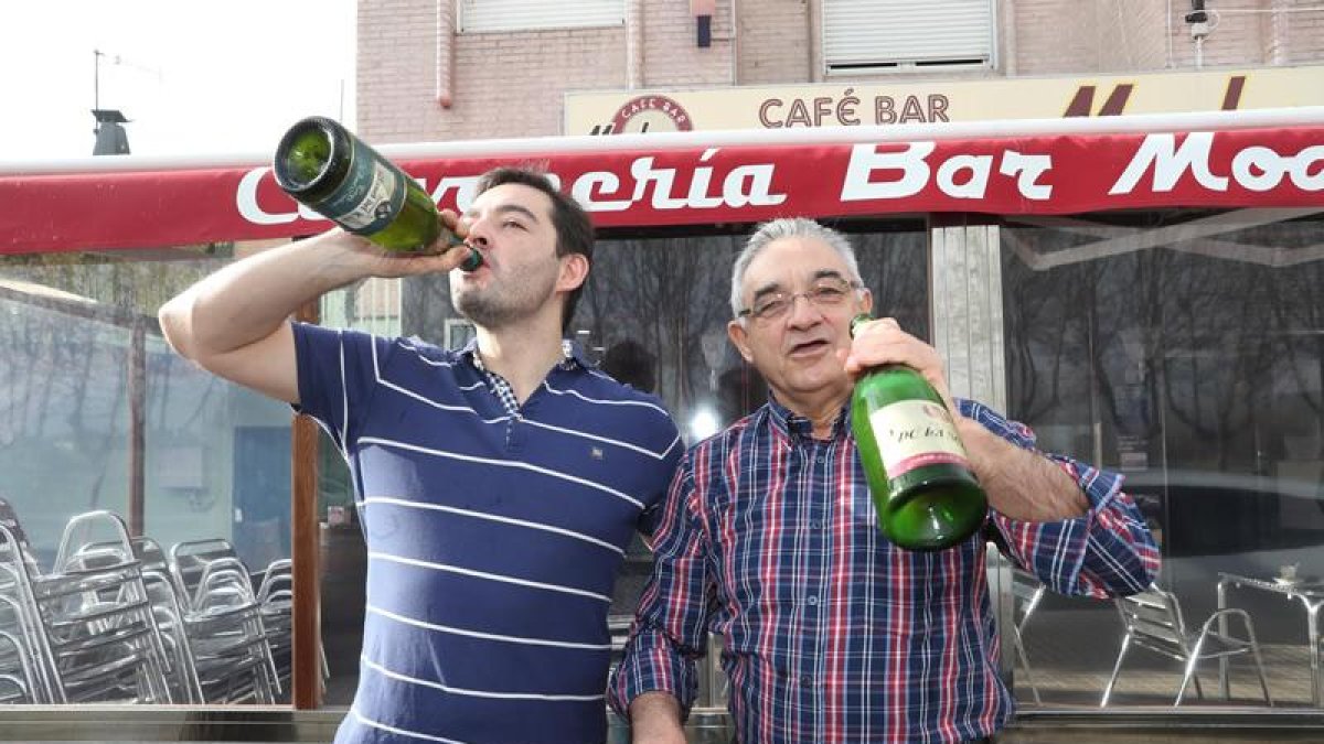 José Ángel Álvarez Ramos y Orcesino Álvarez Álvarez, propietario actual y fundador del Bar Moderno celebran los dos premios vendidos en su establecimiento.