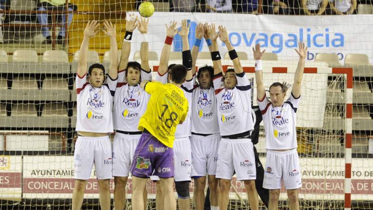 Un jugador del Füchse lanza un golpe franco sobre el Reale Ademar en el cruce de cuartos. javier