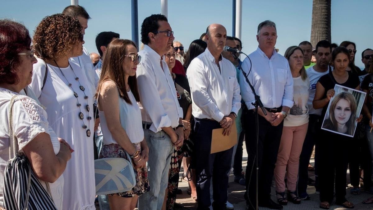 El alcalde de Lepe (Huelva), Juan Manuel Gonzalez, y otras autoridades locales, ayer, durante una concentración por el asesinato de la joven Cristina Marín.