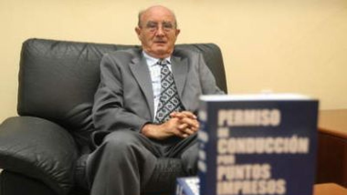 Ovidio Franco Rodríguez, autor del libro «Permiso de conducción por puntos impresos».