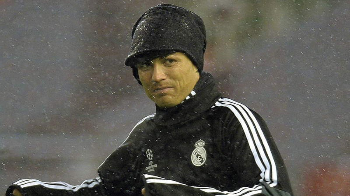 Cristiano Ronaldo durante el entrenamiento en el estadio de Anfield Road en Liverpool.