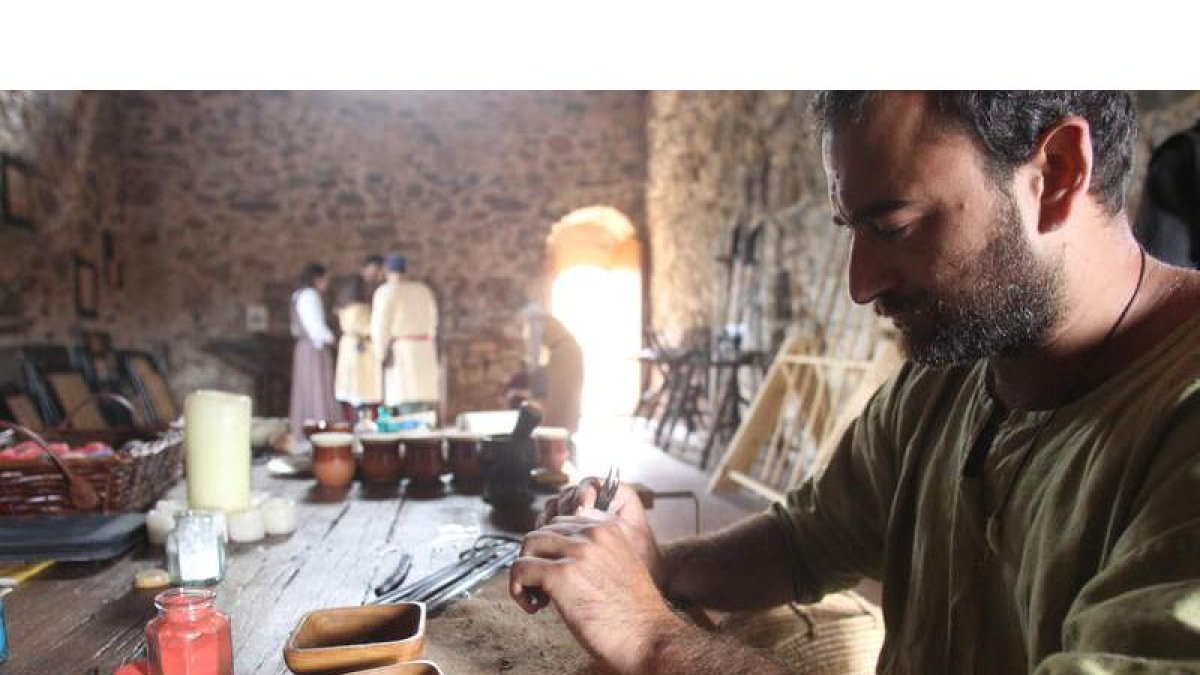 Uno de los artesanos prepara el material para algunos talleres de las Noches Mágicas.