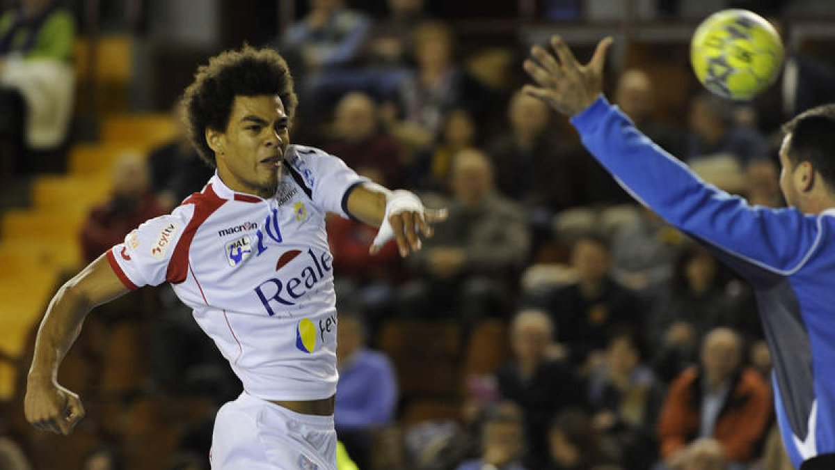 El lateral francés Adrien di Panda, en un partido con el Reale Ademar esta temporada.