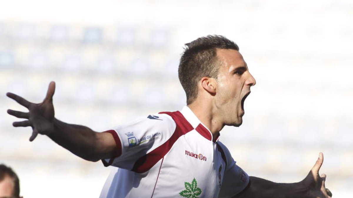 Murci celebra uno de tantos goles que consiguió la pasada temporada con la Cultural.