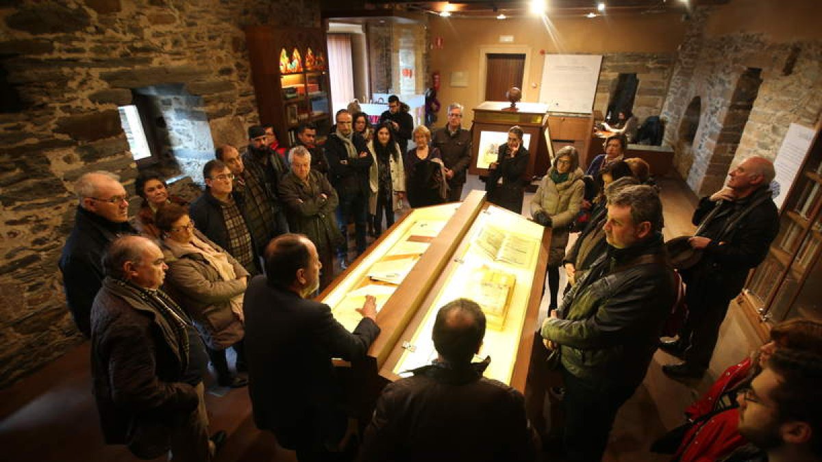 Imagen de una visita comentada a Templum Libri. L. DE LA MATA