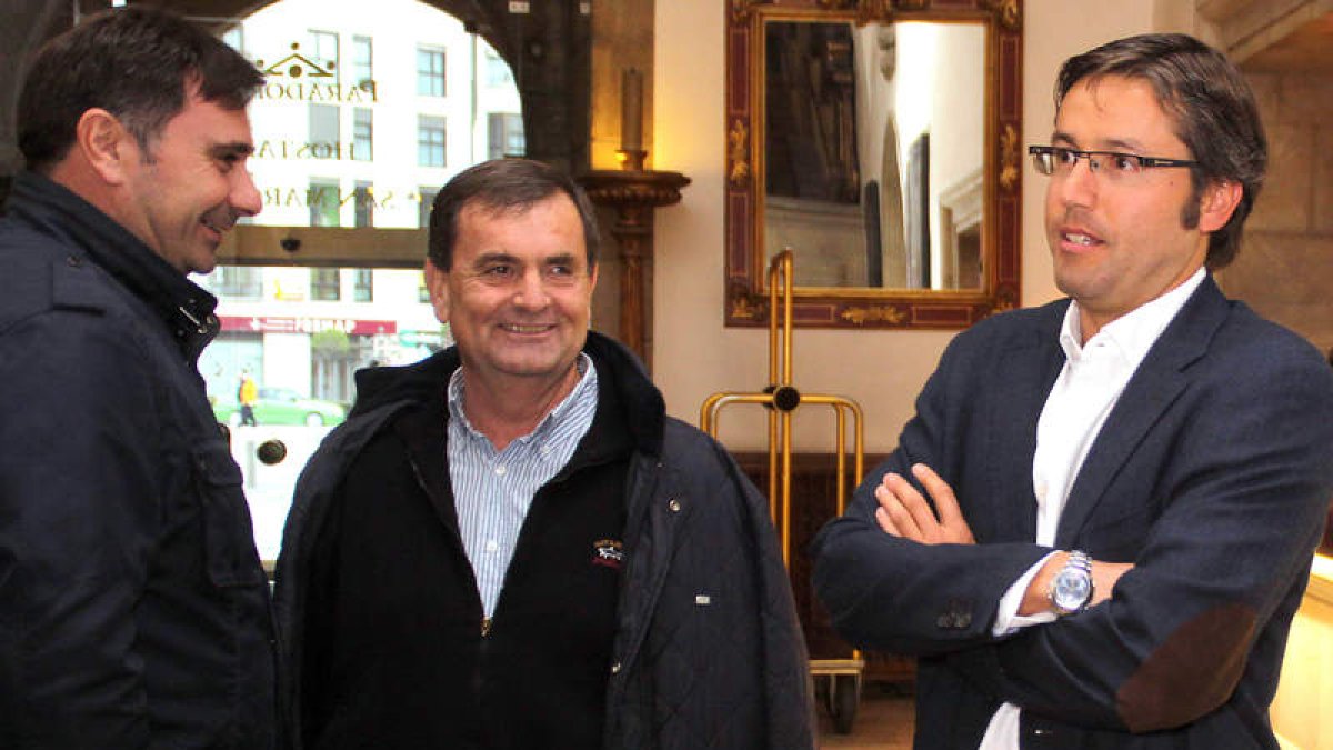 Los diputados provinciales Blanco y Velasco, junto al futuro presidente, Emilio Orejas, ayer