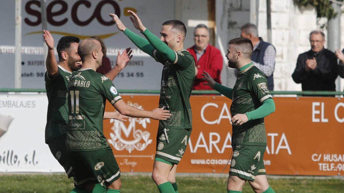 Los jugadores astorganos celebran el gol de Víctor que abría el camino de la victoria. JESÚS F. SALVADORES