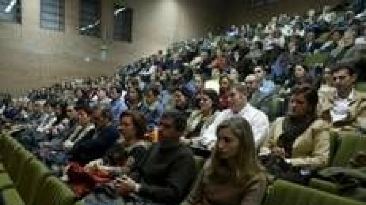 Los alumnos de Veterinaria durante la entrega de insignias
