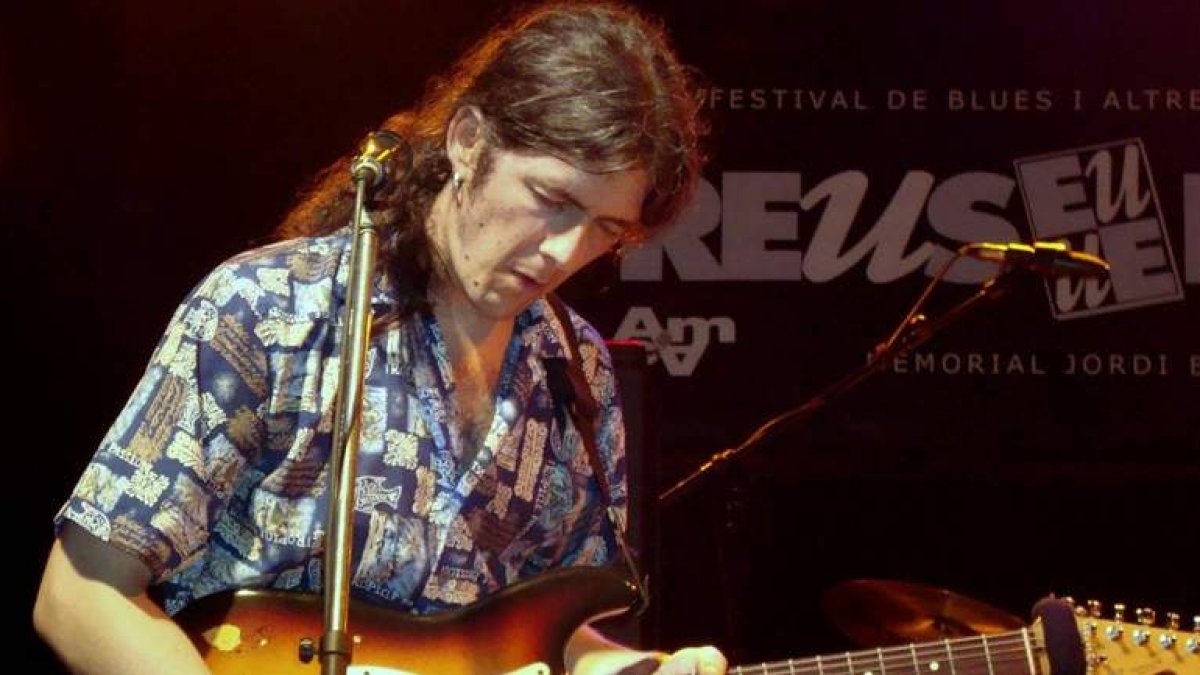 El cantante Edu Manazas, que actuará hoy en Santa María del Páramo, en uno de sus conciertos.