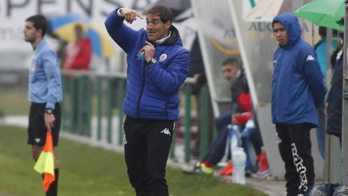 Paulino Martínez, entrenador del equipo maragato, dando instrucciones a sus jugadores. JESÚS