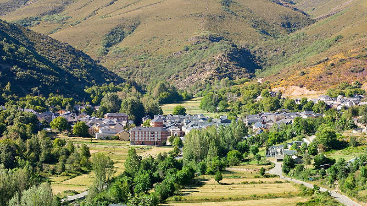 El municipio minero de Igüeña apuesta por la castaña como alternativa al cierre minero. ANA F. BARREDO
