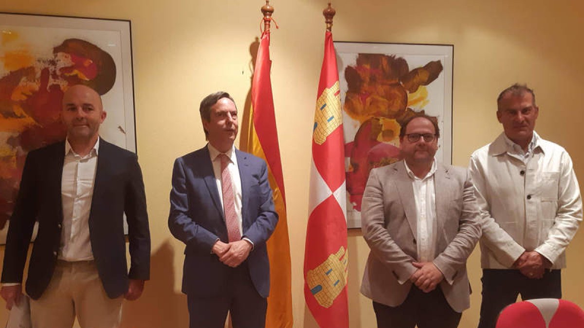 La imagen corresponde a la reunión con el director general de Deportes de la Junta, Enrique Sánchez-Guijo. DL