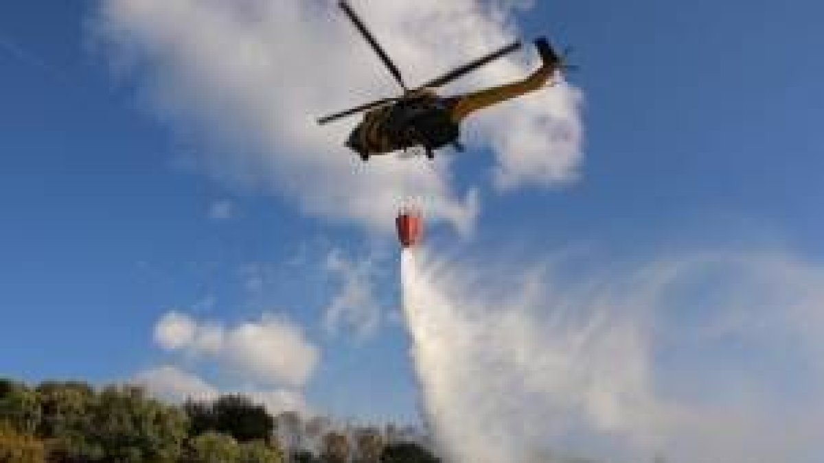 La imagen muestra un momento de la extinción del fuego cerca de Lillo y Otero el pasado jueves