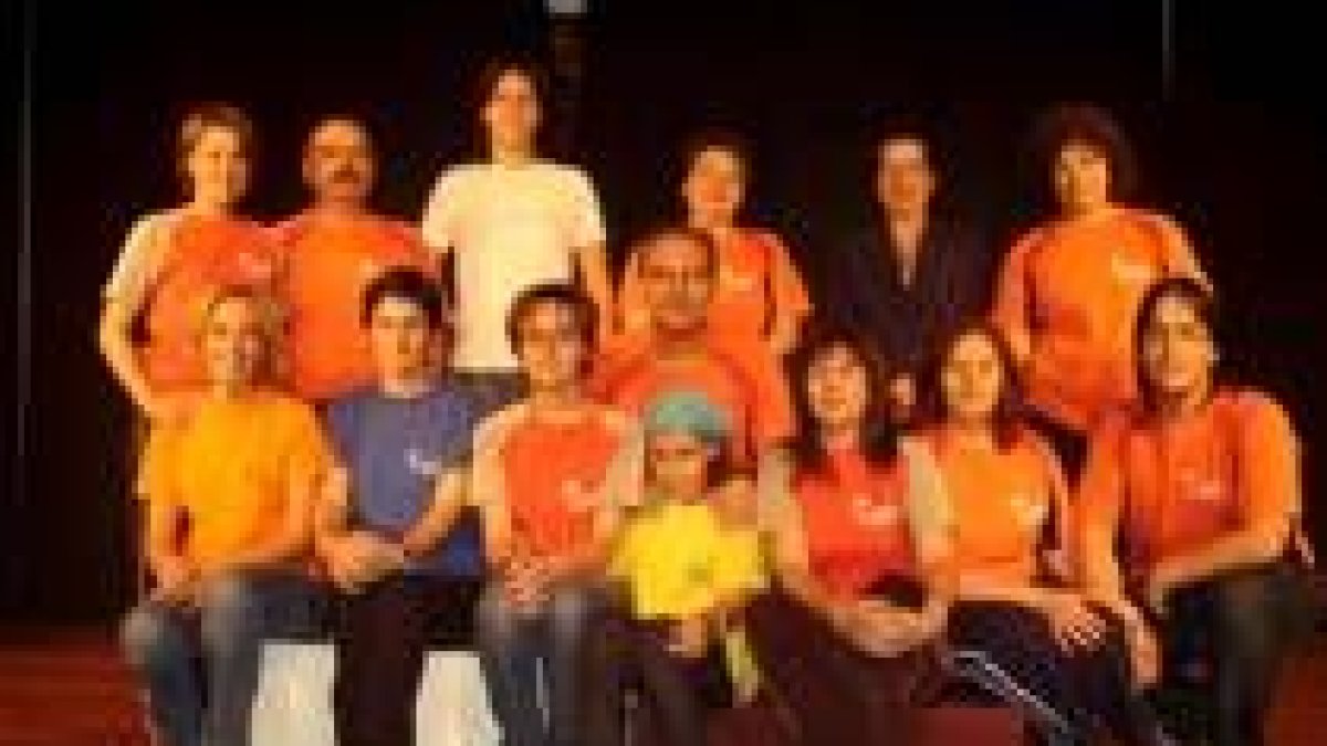 Miembros del grupo de teatro «El Escarpín» de Villablino, que mañana clausuran el certamen local