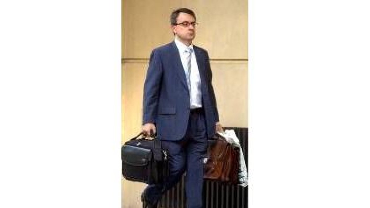 El ministro Alonso, con los familiares del Yak-42 en su despacho